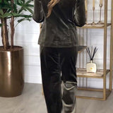 Lora Ensemble Velours Femme – Costume Luxe Deux-Pièces au Tissu Doux et Design Polyvalent