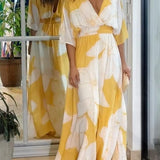 Robe Femme Calypso – Élégante Robe Fleurie avec Détails Contrastés & Coupe Féminine