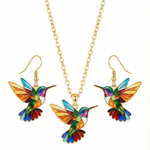 Lola, collier à pendentif colibri coloré - vue rapprochée