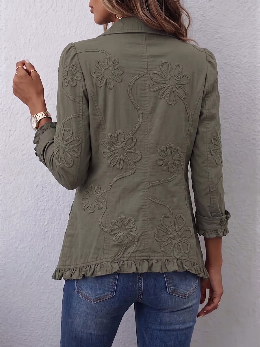 Maëlys - Veste utilitaire à volants en broderie florale bohème chic - vue rapprochée