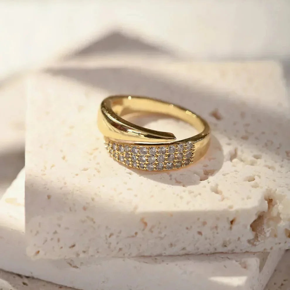 Nova, bague ajustable aux ailes ouvertes - sur fond clair