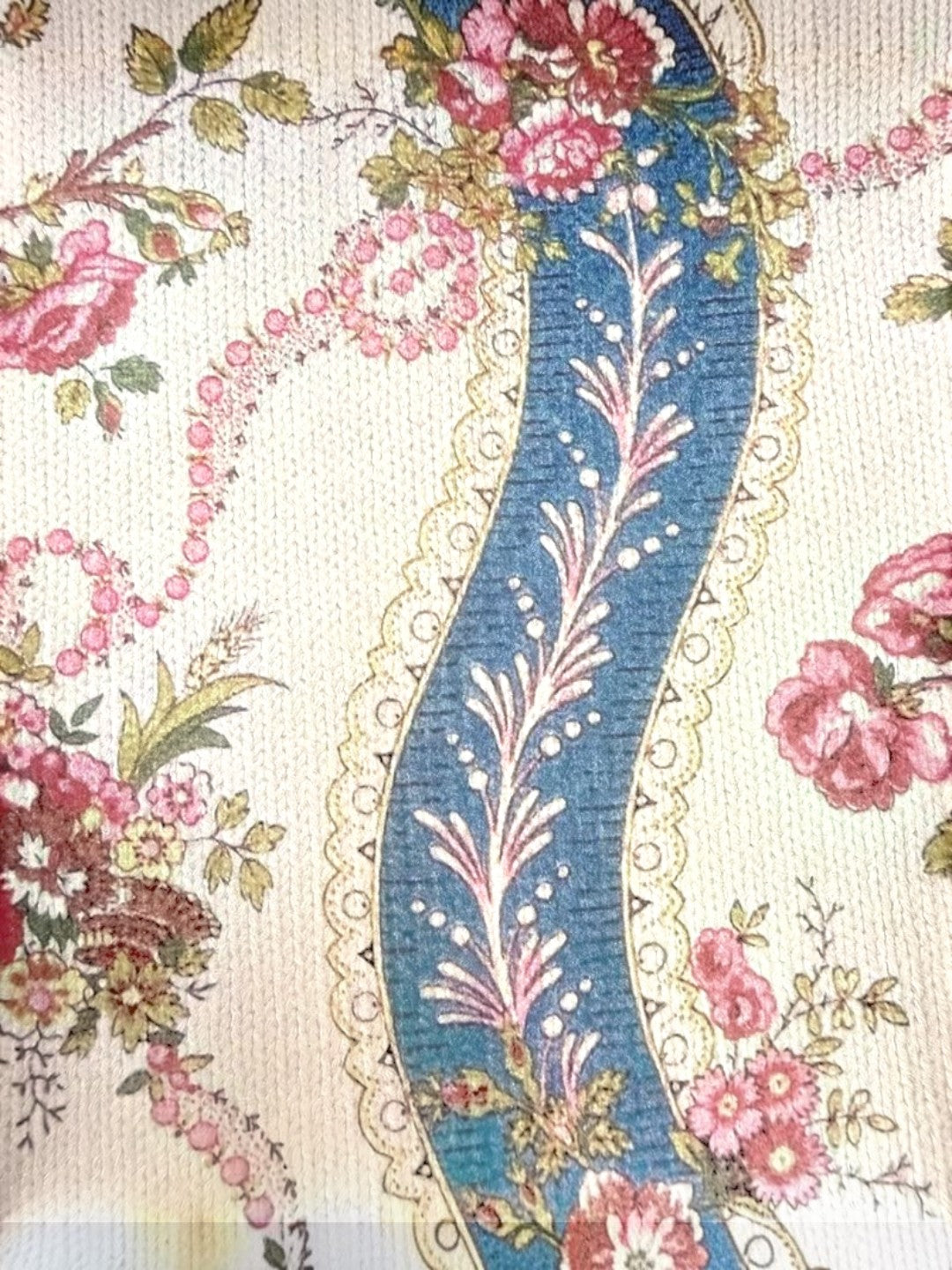 Sabine - Gilet à motif de roses grimpantes - détail de la finition