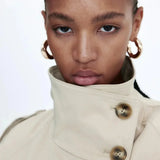 Kira Trench Femme Moderne – Col Montant, Ceinture Ajustable & Silhouette Élégante