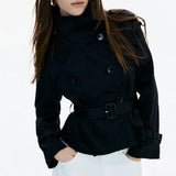 Kira Trench Femme Moderne – Col Montant, Ceinture Ajustable & Silhouette Élégante