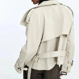 Kira Trench Femme Moderne – Col Montant, Ceinture Ajustable & Silhouette Élégante