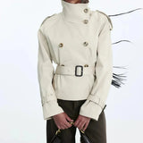 Kira Trench Femme Moderne – Col Montant, Ceinture Ajustable & Silhouette Élégante