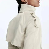 Kira Trench Femme Moderne – Col Montant, Ceinture Ajustable & Silhouette Élégante